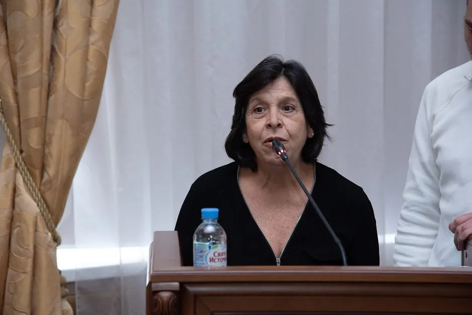Prof. Circe Monteiro speaking at the forum