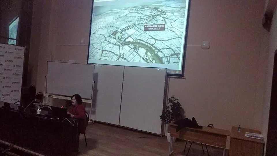 A lecture room with a map of the Capibaribe Park project on the screen